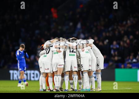 Les joueurs de Swansea City forment un caucus avant le Sky Bet Championship Match Leicester City vs Swansea City au King Power Stadium, Leicester, Royaume-Uni, le 30 janvier 2024 (photo de Gareth Evans/News Images) Banque D'Images