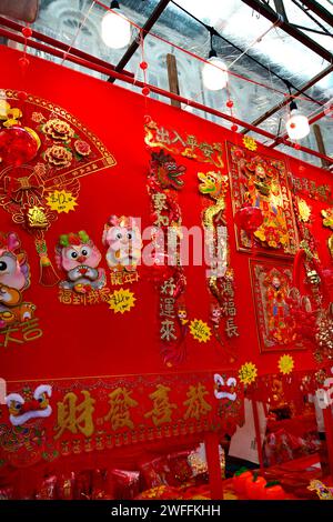 Singapour, 26 janvier 2024. Chinatown, préparation au nouvel an chinois, avec des décorations rouge vif et or exposées et à vendre. Banque D'Images