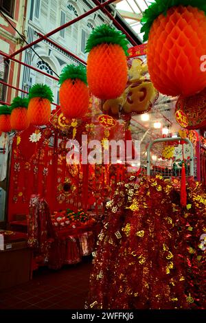 Singapour, 26 janvier 2024. Chinatown, préparation au nouvel an chinois, avec des décorations rouge vif et or exposées et à vendre. Banque D'Images