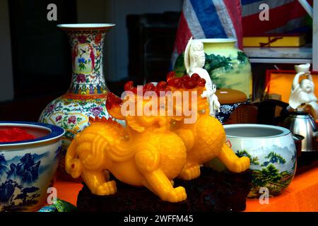 Singapour, 26 janvier 2024. Chinatown, préparation au nouvel an chinois, avec des décorations rouge vif et or sur l'affichage. Deux dragons en porcelaine à vendre. Banque D'Images