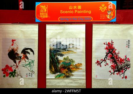 Singapour, 26 janvier 2024. Chinatown, la célèbre attraction touristique de Singapour. Peintures chinoises à vendre dans la rue. Banque D'Images