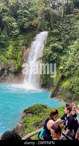 Alajuela, Costa Rica : janvier 6,2024 : cascade Rio Celeste et étang dans le parc national du volcan Tenorio, province d'Alajuela, Costa Rica Banque D'Images