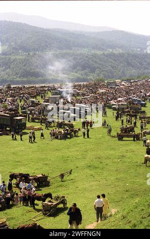 Foire de campagne dans le comté de Vrancea, Roumanie, env. 1993 Banque D'Images