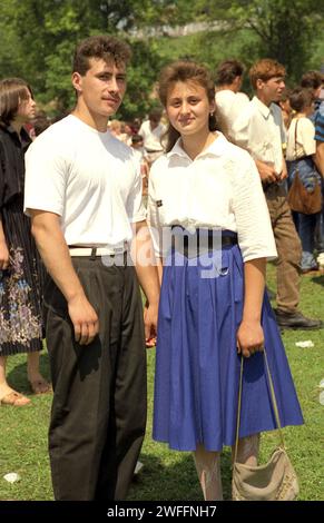 Jeune couple à une foire de campagne dans le comté de Vrancea, Roumanie, env. 1991 Banque D'Images