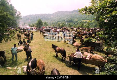 Scène d'une foire de campagne dans le comté de Vrancea, Roumanie, vers 1993 Banque D'Images