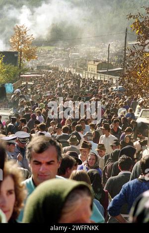 Grand nombre de personnes à une foire de campagne dans le comté de Vrancea, Roumanie, environ 1991 Banque D'Images