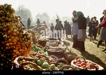 Vendeurs et acheteurs à une foire de campagne dans le comté de Vrancea, Roumanie, env. 1979. Banque D'Images