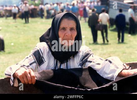 Portrait d'une femme âgée portant des vêtements traditionnels faits à la main lors d'une foire de campagne dans le comté de Vrancea, Roumanie, vers 1999 Banque D'Images