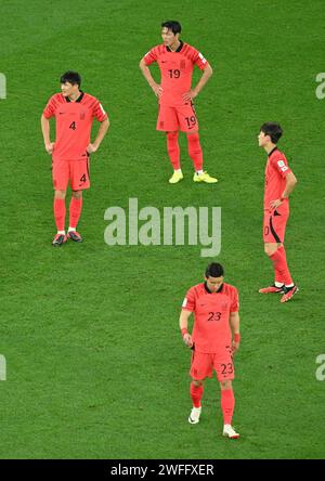 Doha, Qatar. 30 janvier 2024. Les joueuses sud-coréennes Kim min-jae (1e L), Kim Young-Gwon (2e L), Kim Tae Hwan (2e R) réagissent après que l'Arabie saoudite ait marqué un but lors du match de la ronde de 16 entre l'Arabie saoudite et la Corée du Sud à la coupe d'Asie AFC Qatar 2023 à Doha, Qatar, le 30 janvier 2024. Crédit : Sun Fanyue/Xinhua/Alamy Live News Banque D'Images