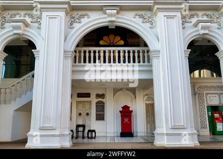 Vue détaillée de Kasikorn Bank dans Phang-Nga Road, dans la vieille ville de Phuket Town, Thaïlande, construit dans le style local traditionnel sino-portugais Banque D'Images