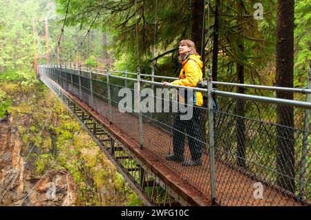 Pont suspendu de randonneur sur Drift Creek Falls Trail, forêt nationale de Siuslaw, Oregon Banque D'Images