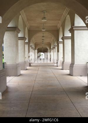 Passerelle couverte au parc Balboa avec colonnes et arches. Banque D'Images