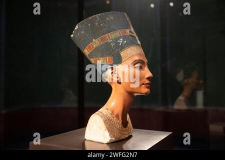 Berlin, Allemagne. 30 janvier 2024. Le buste de la reine Néfertiti (vers 1340 av. J.-C.) est exposé au Neues Museum. Il y a cent ans, le 1 avril 1924, la figure de l'ancienne reine égyptienne a été présentée au public pour la première fois à Berlin, après avoir été découverte douze ans plus tôt lors de fouilles à Tell el-Amarna, en Égypte. (Fascination et désir de dpa-KORR - Néfertiti attire les visiteurs depuis 100 ans) crédit : Christophe Gateau/dpa/Alamy Live News Banque D'Images