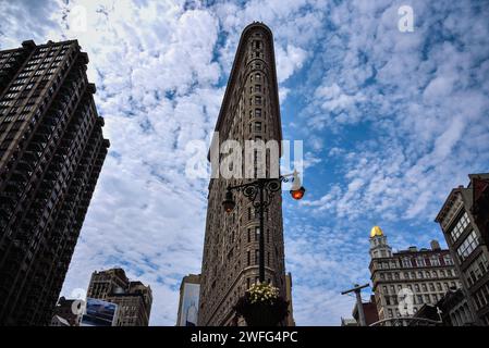 Vue en angle bas du Flatiron Building depuis la 5e Avenue - Manhattan, New York City Banque D'Images