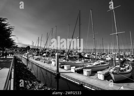 Bateaux à Monterey Docks à Monochrome - Californie, États-Unis Banque D'Images