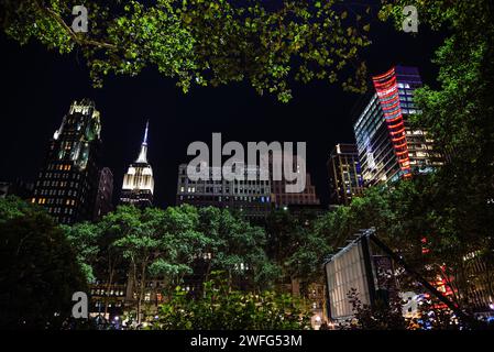 Vue encadrée des gratte-ciel de Manhattan depuis Bryant Park la nuit - New York City, États-Unis Banque D'Images