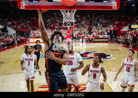 Raleigh, Caroline du Nord, États-Unis. 30 janvier 2024. Miami (FL) l'attaquant des Hurricanes Norchad Omier (15) tire contre le NC State Wolfpack dans le match de basket-ball de l'ACC au PNC Arena de Raleigh, NC. (Scott Kinser/CSM). Crédit : csm/Alamy Live News Banque D'Images