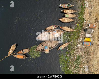 Non exclusif : 30 janvier 2024, Dhaka, Bangladesh : vue aérienne de bateaux à passagers en bois le long du port de la rivière Buriganga. Les bateaux, ornent de couleur Banque D'Images