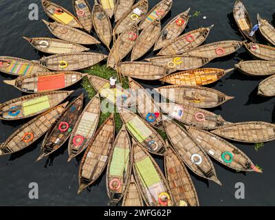 Non exclusif : 30 janvier 2024, Dhaka, Bangladesh : vue aérienne de bateaux à passagers en bois le long du port de la rivière Buriganga. Les bateaux, ornent de couleur Banque D'Images