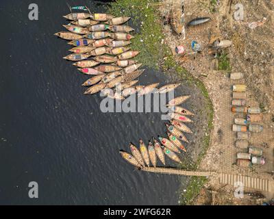 Non exclusif : 30 janvier 2024, Dhaka, Bangladesh : vue aérienne de bateaux à passagers en bois le long du port de la rivière Buriganga. Les bateaux, ornent de couleur Banque D'Images