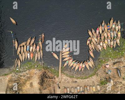 Non exclusif : 30 janvier 2024, Dhaka, Bangladesh : vue aérienne de bateaux à passagers en bois le long du port de la rivière Buriganga. Les bateaux, ornent de couleur Banque D'Images