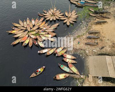 Non exclusif : 30 janvier 2024, Dhaka, Bangladesh : vue aérienne de bateaux à passagers en bois le long du port de la rivière Buriganga. Les bateaux, ornent de couleur Banque D'Images