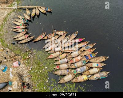 Non exclusif : 30 janvier 2024, Dhaka, Bangladesh : vue aérienne de bateaux à passagers en bois le long du port de la rivière Buriganga. Les bateaux, ornent de couleur Banque D'Images