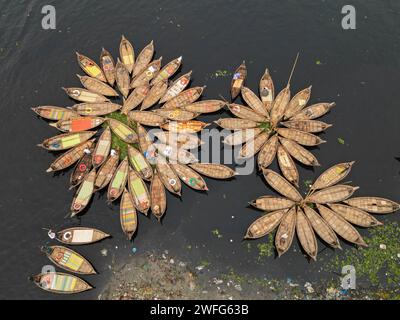 Non exclusif : 30 janvier 2024, Dhaka, Bangladesh : vue aérienne de bateaux à passagers en bois le long du port de la rivière Buriganga. Les bateaux, ornent de couleur Banque D'Images