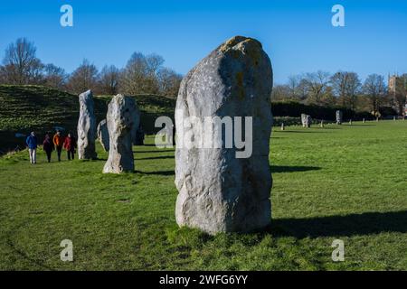 Marcheurs à Avebury Henge, Stone Circle, Avebury, Wiltshire, Angleterre, UK, GB. Banque D'Images