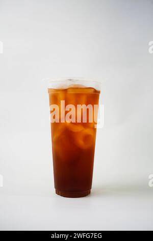 Emporter le thé glacé dans la tasse en plastique isolé dans le fond blanc Banque D'Images