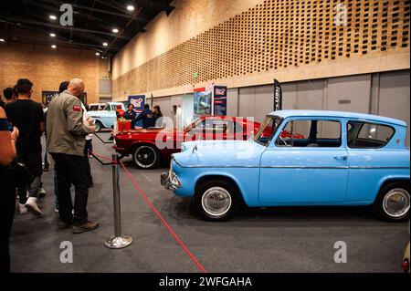 Bogota, Colombie. 27 janvier 2024. Les gens se rassemblent pour voir des voitures classiques lors du MCM Show 2024 à Bogota, en Colombie, où les fans et les collectionneurs d'automobiles se réunissent pour apprécier la culture automobile colombienne autour du tuning, des supercars et des classiques, le 27 janvier 2024. Photo : CHEPA Beltran/long Visual Press crédit : long Visual Press/Alamy Live News Banque D'Images