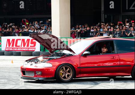 Bogota, Colombie. 27 janvier 2024. Un pilote montre sa Honda Civic syntonisée lors du MCM Show 2024 à Bogota, en Colombie, où les fans et collectionneurs d'automobiles se réunissent pour apprécier la culture automobile colombienne autour du tuning, des supercars et des classiques, le 27 janvier 2024. Photo : CHEPA Beltran/long Visual Press crédit : long Visual Press/Alamy Live News Banque D'Images