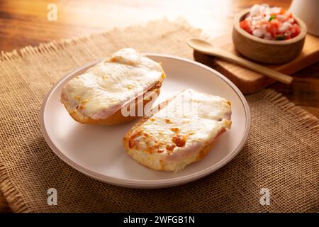 Molletes. Recette mexicaine à base de pain bolillo fendu dans le sens de la longueur, tartiné de haricots frits et de fromage gratiné, ajoutant de la sauce Pico de gallo et un peu de pro Banque D'Images