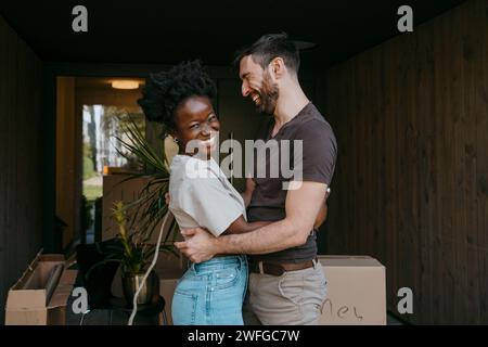 Portrait de femme joyeuse riant avec petit ami multiracial Banque D'Images