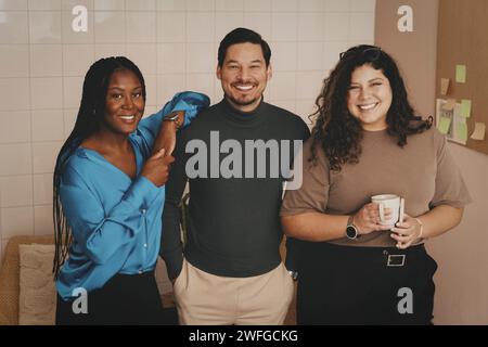 Portrait d'entrepreneurs masculins et féminins multiraciaux souriants debout ensemble au bureau Banque D'Images
