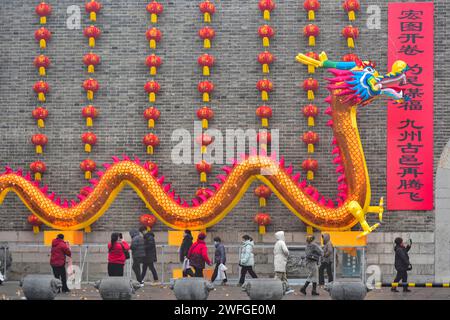 Qingzhou, Chine. 31 janvier 2024. Les touristes regardent des lanternes pour célébrer le prochain festival du printemps dans la ville antique de Qingzhou, à Qingzhou, en Chine, le 31 janvier 2024. (Photo Costfoto/NurPhoto) crédit : NurPhoto SRL/Alamy Live News Banque D'Images