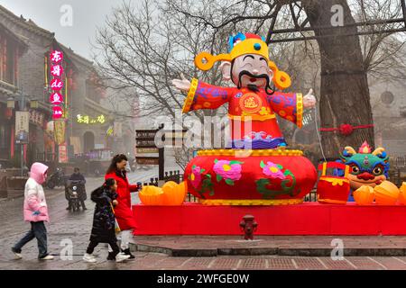 Qingzhou, Chine. 31 janvier 2024. Les touristes regardent des lanternes pour célébrer le prochain festival du printemps dans la ville antique de Qingzhou, à Qingzhou, en Chine, le 31 janvier 2024. (Photo Costfoto/NurPhoto) crédit : NurPhoto SRL/Alamy Live News Banque D'Images