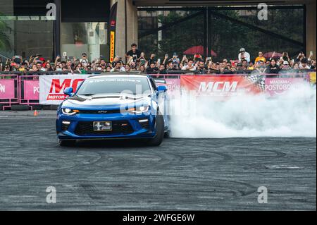 Bogota, Colombie. 28 janvier 2024. Une Camaro de Chevrolet se produit lors d'un spectacle de dérive au MCM Show 2024 à Bogota, en Colombie, le 28 janvier 2024, où les amateurs et collectionneurs d'automobiles se réunissent pour apprécier la culture automobile colombienne, y compris les réglages, les supercars et les classiques. (Photo de Sebastian Barros/NurPhoto)0 crédit : NurPhoto SRL/Alamy Live News Banque D'Images