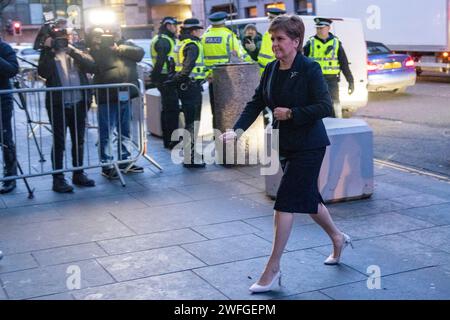 L'ancien premier ministre écossais Nicola Sturgeon arrive à l'audience de l'enquête britannique sur la Covid-19 au Centre international de conférences d'Édimbourg (EICC). L'audition examine le processus décisionnel et la gouvernance politique du Royaume-Uni en Écosse. Date de la photo : mercredi 31 janvier 2024. Banque D'Images