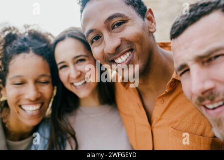 Portrait de heureux amis masculins et féminins à Backyard Banque D'Images