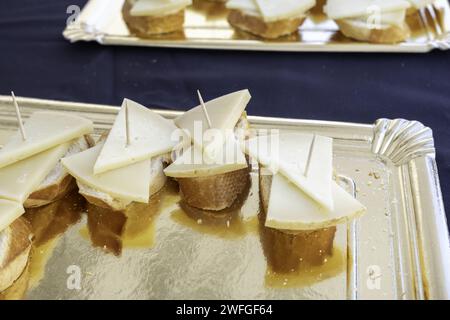 Détail de fromage affiné avec un morceau de pain, tapa typiquement espagnol Banque D'Images