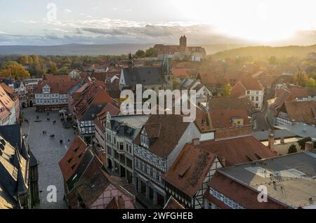 Vue sur la vieille ville de Quedlinburg, la cathédrale et le château le soir Banque D'Images