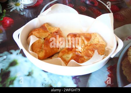 Feuilletez les petits pains avec du fromage sur le plateau Banque D'Images