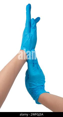 Médecin portant des gants en nitrile bleu isolés sur fond blanc Banque D'Images