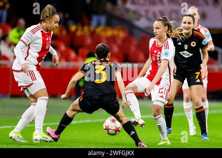 AMSTERDAM, PAYS-BAS - JANVIER 30 : Lucia di Guglielmo (AS Roma) et Rosa van Gool (AJAX Amsterdam) s'affrontent pour le ballon lors du Groupe C - UEFA WOM Banque D'Images