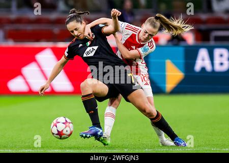 AMSTERDAM, PAYS-BAS - JANVIER 30 : Evelyne viens (AS Roma) et Milicia Keijzer (AJAX Amsterdam) s'affrontent pour le ballon dans le groupe C - UEFA féminin Banque D'Images