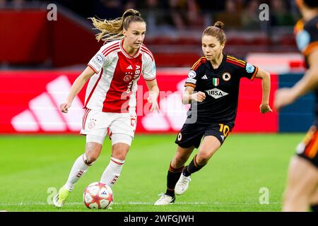 AMSTERDAM, PAYS-BAS - JANVIER 30 : Rosa van Gool (AJAX Amsterdam) et Manuela Giugliano (AS Roma) s'affrontent pour le ballon dans le groupe C - UEFA Wome Banque D'Images