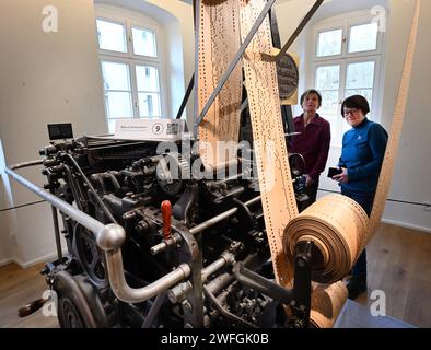 Neuer Geist in alten Mauern - Spitzenmuseum Plauen ALS eines der modernsten Museen mit überregionaler Bedeutung erfreut sich die Plauener Fabrik der Fäden in kürzester Zeit nach der Eröffnung Ende vergangenen Jahres großen Zuspruchs mit rund 8000 Besuchern bisher. Heute gehört die Einrichtung zu den wichtigsten Spezialmuseen in Deutschland und Europa. Auf 1,200 Quadratmeter Ausstellungsfläche wird der weltweite Siegeszug der Plauener Spitze dargestellt. Genutzt wurde dafür das Weisbachsche Haus, eine Kattundruckerei und Baumwollspinnerei die ab 1777/1778 im Fränkischen Barock entstand. Archite Banque D'Images