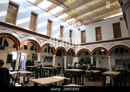 Rota, Cadix, Espagne- 3 octobre 2023 : terrasses de bars et restaurants à l'intérieur du marché central municipal de Rota, Cadix, Andalousie Banque D'Images