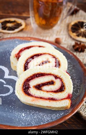 Rouleau suisse avec confiture de fraises. Rouleau de gelée avec décoration Banque D'Images